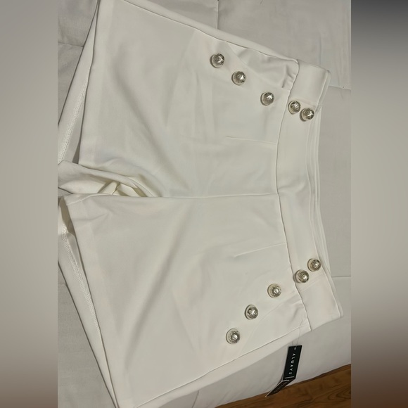 White and gold buttoned shorts - Picture 2 of 4
